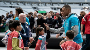 Mbapp&eacute; a jou&eacute; avec les enfants malades de l'association Premiers de cord&eacute;e