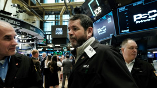 Wall Street termine en ordre dispers&eacute;, suspendue aux discussions sur la dette