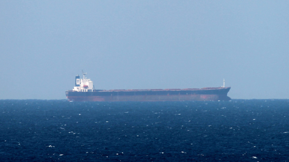 Oman, petroliera colpita da nave carica di esplosivo, un morto