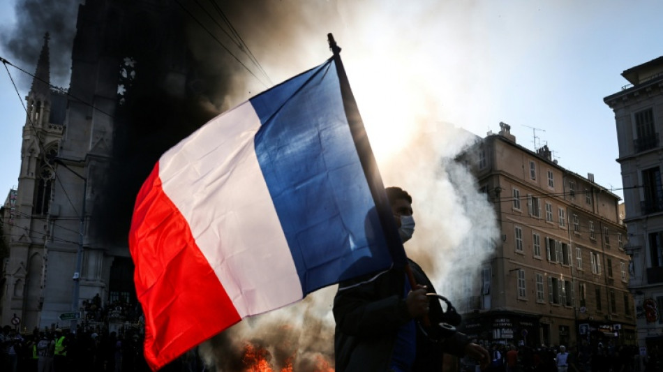 Francia anuncia "toques de queda" para frenar disturbios y saqueos