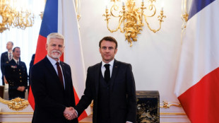 A Prague, Macron appelle les alli&eacute;s de l'Ukraine &agrave; "ne pas &ecirc;tre l&acirc;ches"