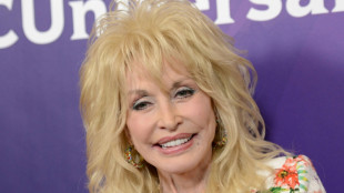 Representante de Dolly Parton acusa al sobrino de la cantante de amenazas