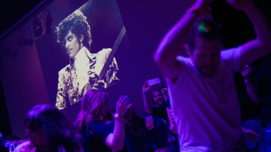 Des v&ecirc;tements, guitare et bijoux du l&eacute;gendaire Prince vendus 675.000 dollars aux ench&egrave;res