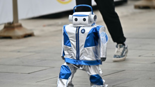Pekín acoge la primera media maratón de robots humanoides