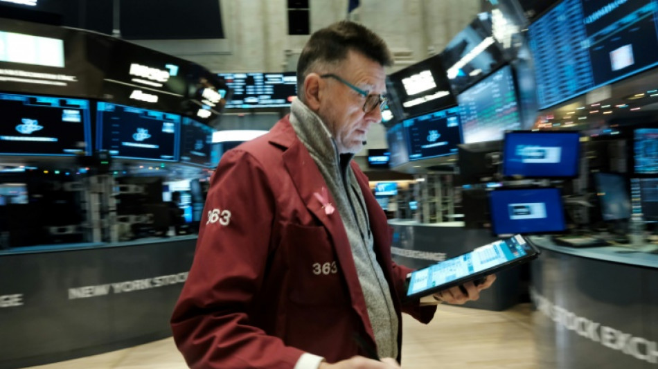 Wall Street cl&ocirc;t en baisse, plomb&eacute;e par le secteur technologique craintif sur les taux