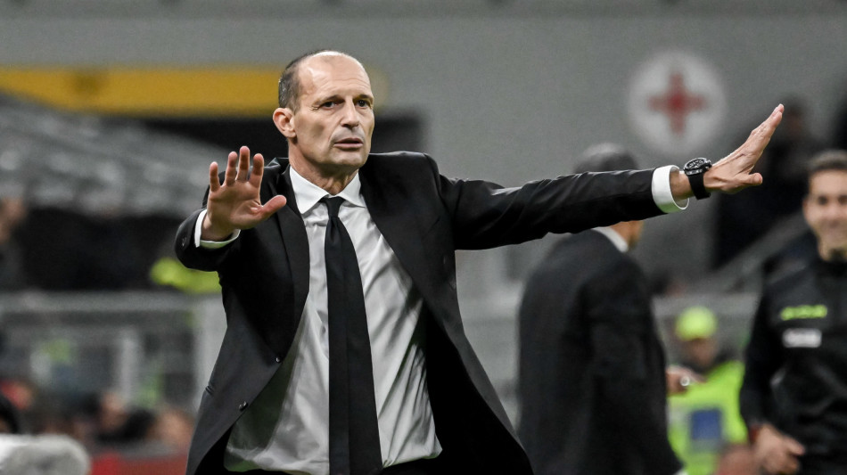 Calcio: Allegri 'niente fuga, restiamo con piedi per terra'