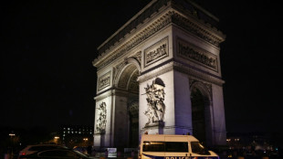 La polic&iacute;a mata a un hombre que empu&ntilde;aba un cuchillo en el Arco del Triunfo en Par&iacute;s