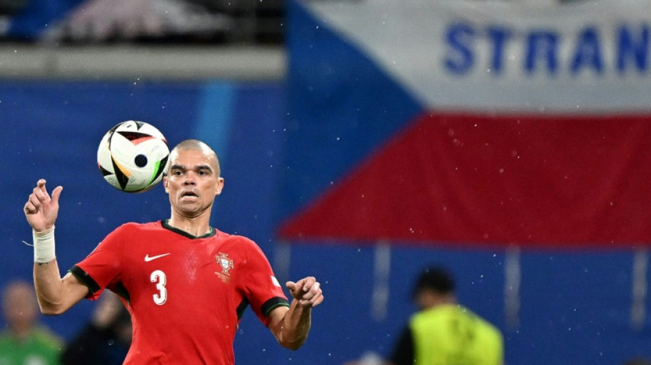 Aos 41 anos, Pepe se torna o jogador mais velho da hist&oacute;ria da Euro