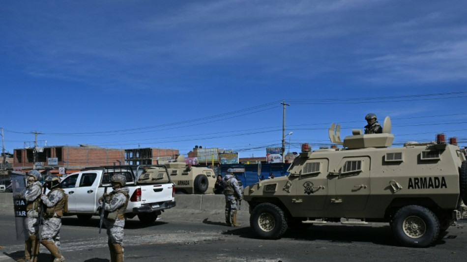 Bajo estado de excepci&oacute;n, militares y polic&iacute;as despejan v&iacute;as bloqueadas en Bolivia