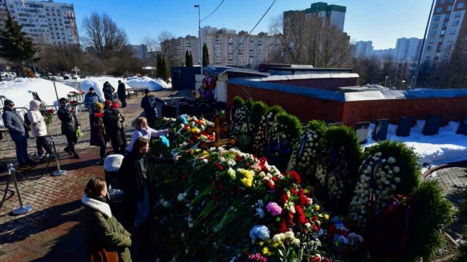T&uacute;mulo de Navalny &eacute; coberto de flores em Moscou