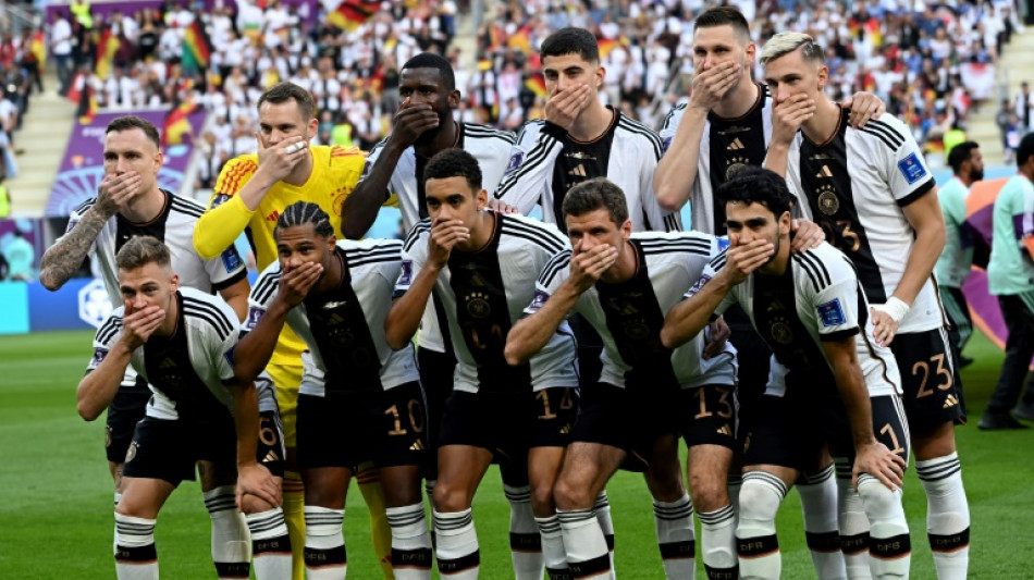 Mondial/Droits LGBT+: b&acirc;illon mim&eacute;, brassard en tribune... L'Allemagne r&eacute;plique &agrave; la Fifa