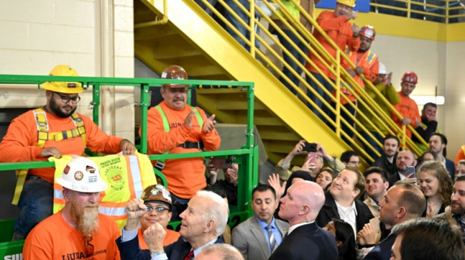 Biden &agrave; la rencontre des "cols bleus", pour prolonger l'&eacute;lan de son discours au Congr&egrave;s