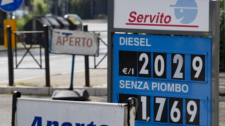 Mimit a compagnie petrolifere, 'abbassate i prezzi se il petrolio scende'