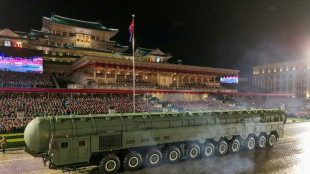 Coreia do Norte exibe seus mísseis em desfile diante de autoridades russas e chinesas