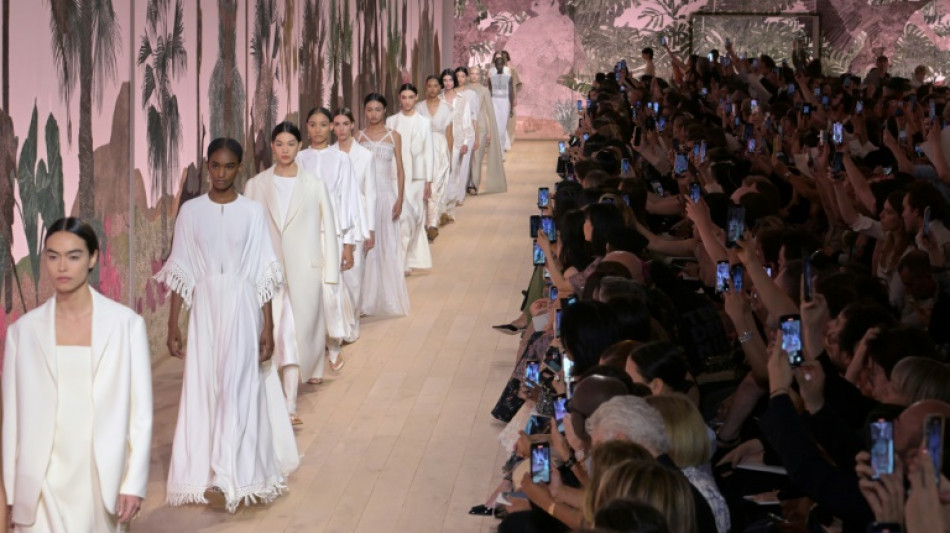 L'apparente simplicit&eacute; des d&eacute;esses Dior haute couture 