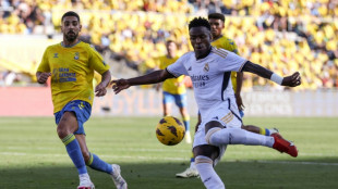 Real Madrid vira sobre Las Palmas com gols de Vini e Tchouaméni e é líder provisório