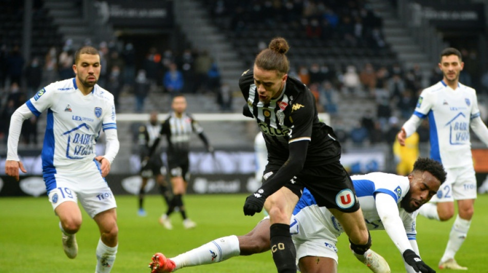 El Santos de Neymar ficha al internacional argelino Brahimi