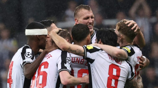 Newcastle goleia PSG e vira l&iacute;der do grupo F na Champions