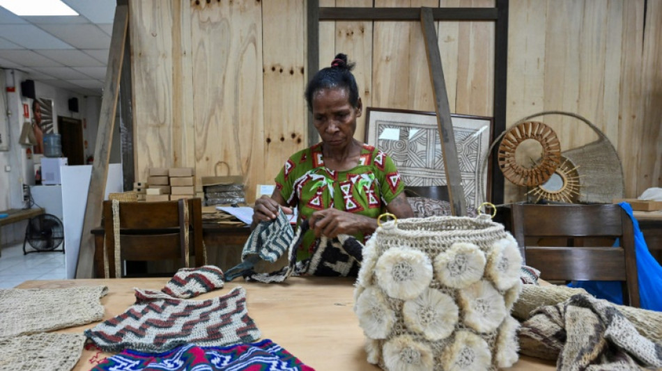 Papouasie-Nouvelle-Guin&eacute;e: la mode des sacs "bilums" fait le bonheur des tisserandes