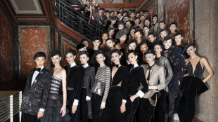 Grafismi di nero, sfila Armani Privè, ma Re Giorgio non c'è