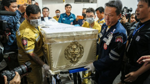 Familiares reclaman los cad&aacute;veres tras el incendio de un bar en Bangkok que deja 30 muertos