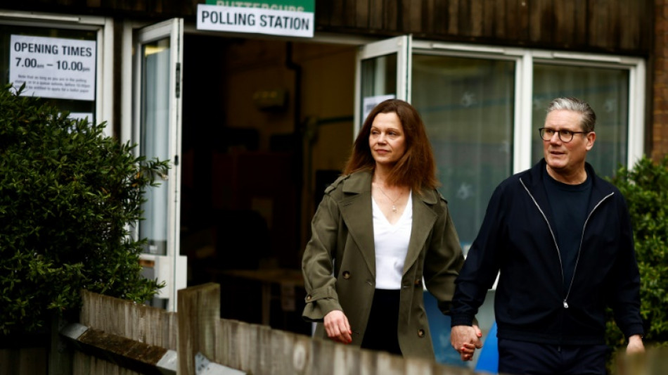 Ouverture des bureaux de vote en Angleterre et au Pays de Galles pour des &eacute;lections locales cl&eacute;