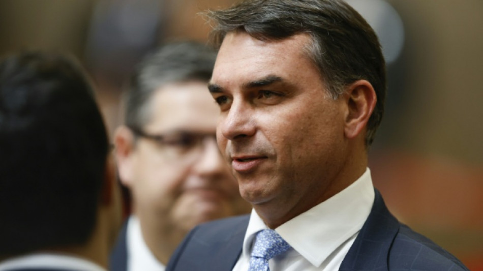 Fl&aacute;vio Bolsonaro nega irregularidade em v&iacute;nculo com banqueiro Daniel Vorcaro