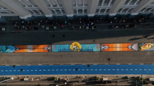 Salvadorenhos confeccionam tapete de sal com mais de 1 km na Semana Santa