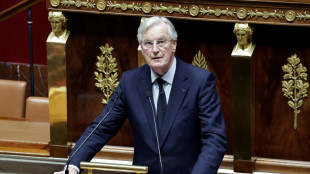 Censure: nouvel appel de Barnier &agrave; la "responsabilit&eacute;", Macron ne veut pas y "croire" 