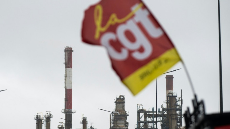 Retraites: mobilisation de la CGT P&eacute;trole, le gouvernement demande &agrave; ne pas "p&eacute;naliser les Fran&ccedil;ais"