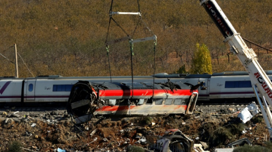 Espa&ntilde;a identifica a las v&iacute;ctimas del choque de trenes ante la angustia de sus familias